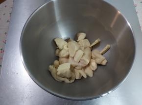 加入软化好的有机黄油跟玫瑰海盐，再次启动厨师机2档10-15分钟转3档5分钟即可。（面团可以用剪刀剪成小块，增加接触面积，打面的效果更佳哟）