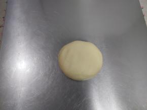 简单收拢成一个光滑且不粘手的面团。