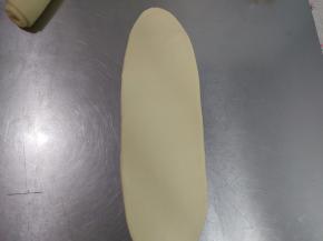 直接取一个面团，擀长，长度大约是40cm。