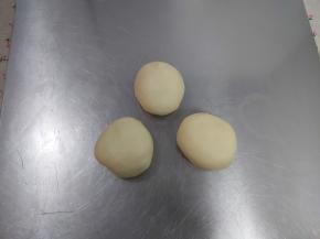 均匀的分成三等分，不需要一次发酵，这里三个面团也不要过度揉搓整圆。