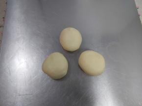 均匀的分成三等分，不需要一次发酵，这里三个面团也不要过度揉搓整圆。