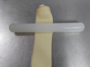 然后不要松弛，直接取一个擀卷的面团，再次轻轻的擀长，长度大约是50厘米。