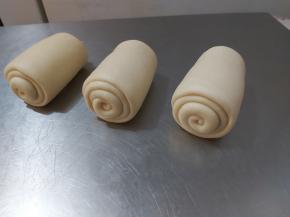 自上而下卷起，其余两个同法卷好。