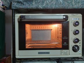 然后上下火180度预热烤箱后把吐司盒子放入烤箱内，中下层烘烤40-42分钟左右。（温度时间仅供参考，每个烤箱都不同，图中柏翠5400）