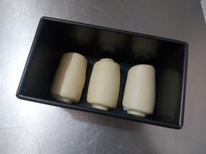 一起放入吐司盒子。