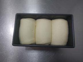 准备一碗热水，放入烤箱进行发酵，发酵至七分满左右。