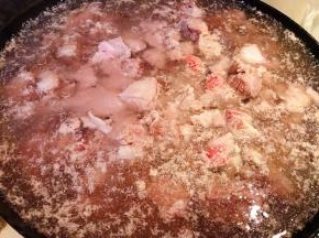 锅中烧开水放入牛腩焯水去除杂质和油脂