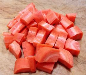 胡萝卜去皮洗净切成块状