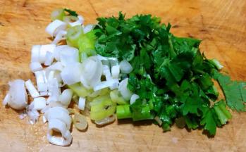 葱香菜切成小粒状备用
