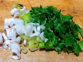 葱香菜切成小粒状备用