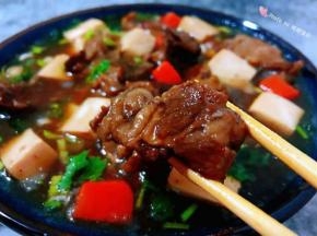 牛腩入口肉质香嫩唇齿留香回味无穷