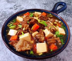 营养丰富的牛腩胡萝卜豆腐汤装入容器中就大功告成啦