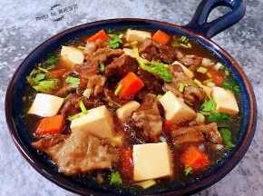 营养丰富的牛腩胡萝卜豆腐汤装入容器中就大功告成啦
