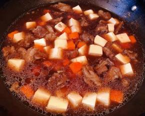 放入调味料一品鲜酱油、蚝油调味均匀