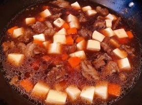 放入调味料一品鲜酱油、蚝油调味均匀