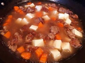 放入内脂豆腐块中火炖5分钟