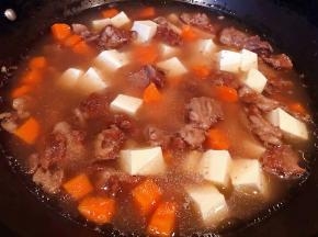 放入内脂豆腐块中火炖5分钟