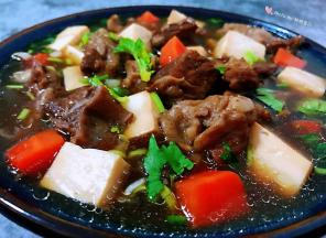 牛腩胡萝卜豆腐汤是宴客的最佳美味哦