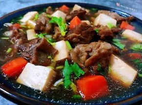 牛腩胡萝卜豆腐汤是宴客的最佳美味哦
