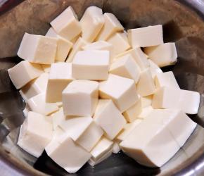 内脂豆腐冲洗干净切成块状