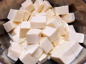内脂豆腐冲洗干净切成块状