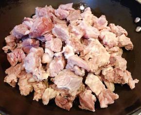 焯好水的牛腩立即放入冷水中过凉多冲洗几遍把浮沫冲净沥干水份备用