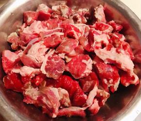 新鲜的牛腩用清水浸泡一小时洗净沥干水分切成块状