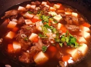 最后撒上葱花和香菜提鲜即可出锅享用