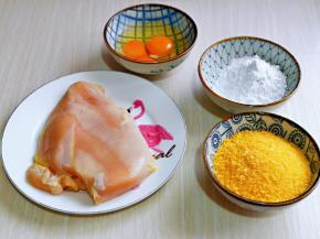 准备食材，面包糠与面粉的量可以根据实际情况增减。