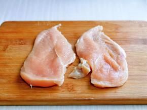 鸡胸肉洗干净，从中间片开，如图，再切条状。