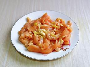 装入器具中。加入切好的蒜，姜，料酒抓拌均匀。