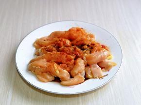 在加入十三香，烤肉料，也可以按个人口味随意调味。