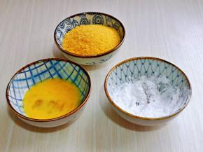 准备好面粉，鸡蛋液，面包糠，首先将腌制好的鸡柳放入面粉碗中，裹满面粉。