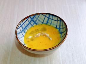 再放入鸡蛋液碗中沾满蛋液。