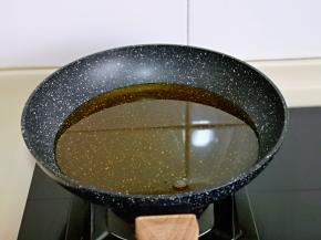 起锅热油，油量可以自己掌握。