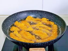 待油温7成热时依次“夹入”鸡柳，小火炸制金黄捞出控油。