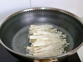 锅中水烧开，下金针菇，再次煮开立即捞出。