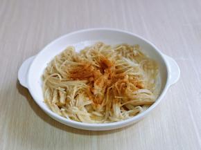 淋干水分，放入盘中，加入盐，十三香，抓拌均匀，腌制10分钟。