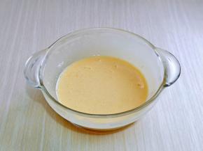 将鸡蛋液，面粉，淀粉混合在一起，充分搅拌均匀，无干粉，无颗粒，如果颗粒太多可以适当加一点点水勾兑。