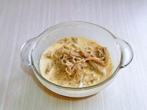 放入要腌制好的金针菇。