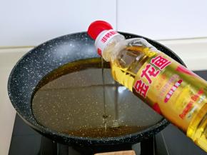 起油锅，倒入食用油。
