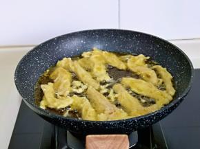 油温5成热左右时，用筷子夹入裹好面糊的金针菇，中小火炸，时间2分钟左右，炸好捞出，依次炸完。