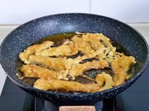 待油温再次生高时，进行复炸一次，时间不要过长，30秒左右立即捞出，口感更酥脆。