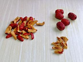 首先处理大枣，洗干净后，沥干水分，再去核，一颗枣剪了四块。