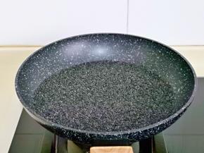 我买的是生的黑芝麻，洗干净后再炒熟，小火慢炒，炒到翻炒时有哗啦哗啦的声音盛出即可。