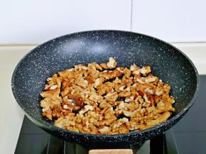 提前去皮的核桃一定要防炒一下，这样才会更香，更脆，小火翻炒与芝麻同样声音即可盛出。