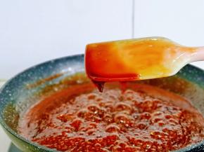 熬到提前铲子有薄膜，这个状态也可以根据个人口味来，如果喜欢硬一点的，就熬到拉丝，我家宝贝不喜欢太硬的，所以熬到这个程度就差不多了。