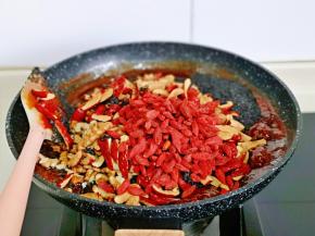 加入核桃，芝麻，红枣，枸杞。