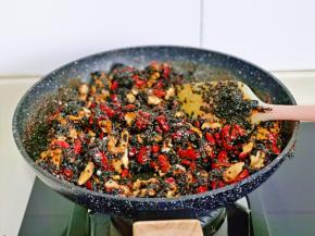 快速翻炒使糖浆后均匀裹在果仁上，这是可以关火，如果觉得糖浆多可以多翻炒一会。