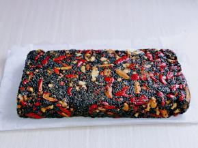 翻出来，放入烤盘中，戴上食品手套整形，用力压，一定要压紧，压实，晾凉，一定要凉透。